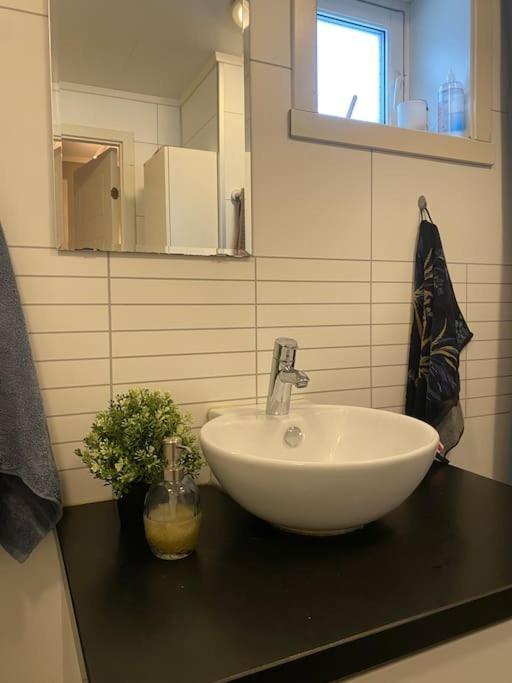 Lys Og Koselig Naert Flyplass Og Tur Terreng *